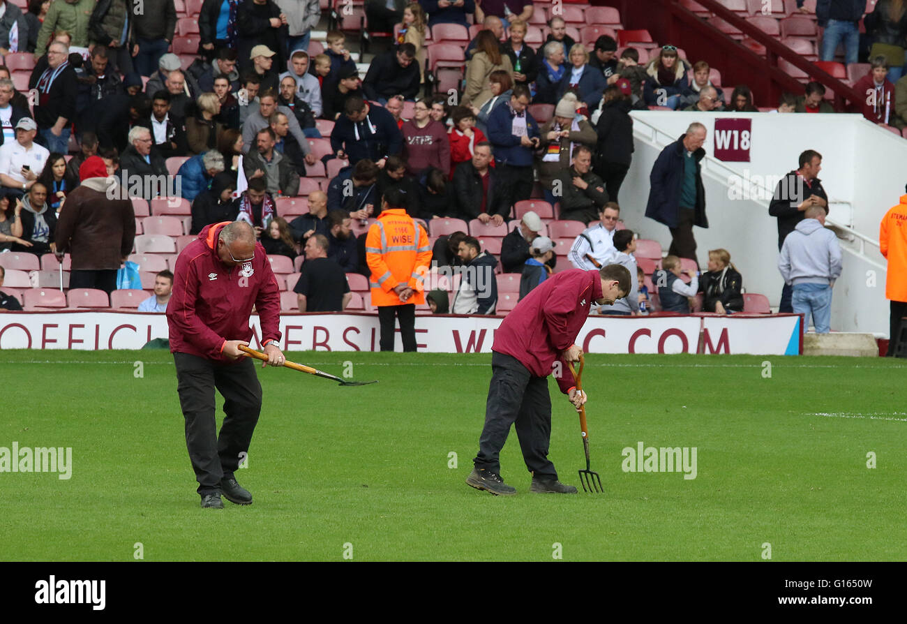 May 10, 2016 - Farewell Boleyn 1904-2016 - Groundsmen at the Boleyn Ground - West Ham United play their last competitive fixture this evening against Manchester United before their move to their new stadium in the new season Stock Photo