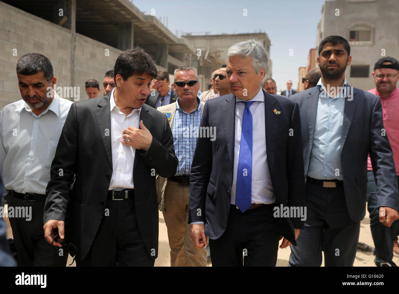 Gaza City, Gaza Strip, Palestinian Territory. 10th May, 2016. Belgian Foreign Minister Didier Reynders visits the eastern Gaza City Shujaiya neighbourhood which was destroyed during the 50-day war between Israel and Hamas militants in the summer of 2014, during an official visit in the Gaza Strip on May 10, 2016 Credit:  Mohammed Asad/APA Images/ZUMA Wire/Alamy Live News Stock Photo