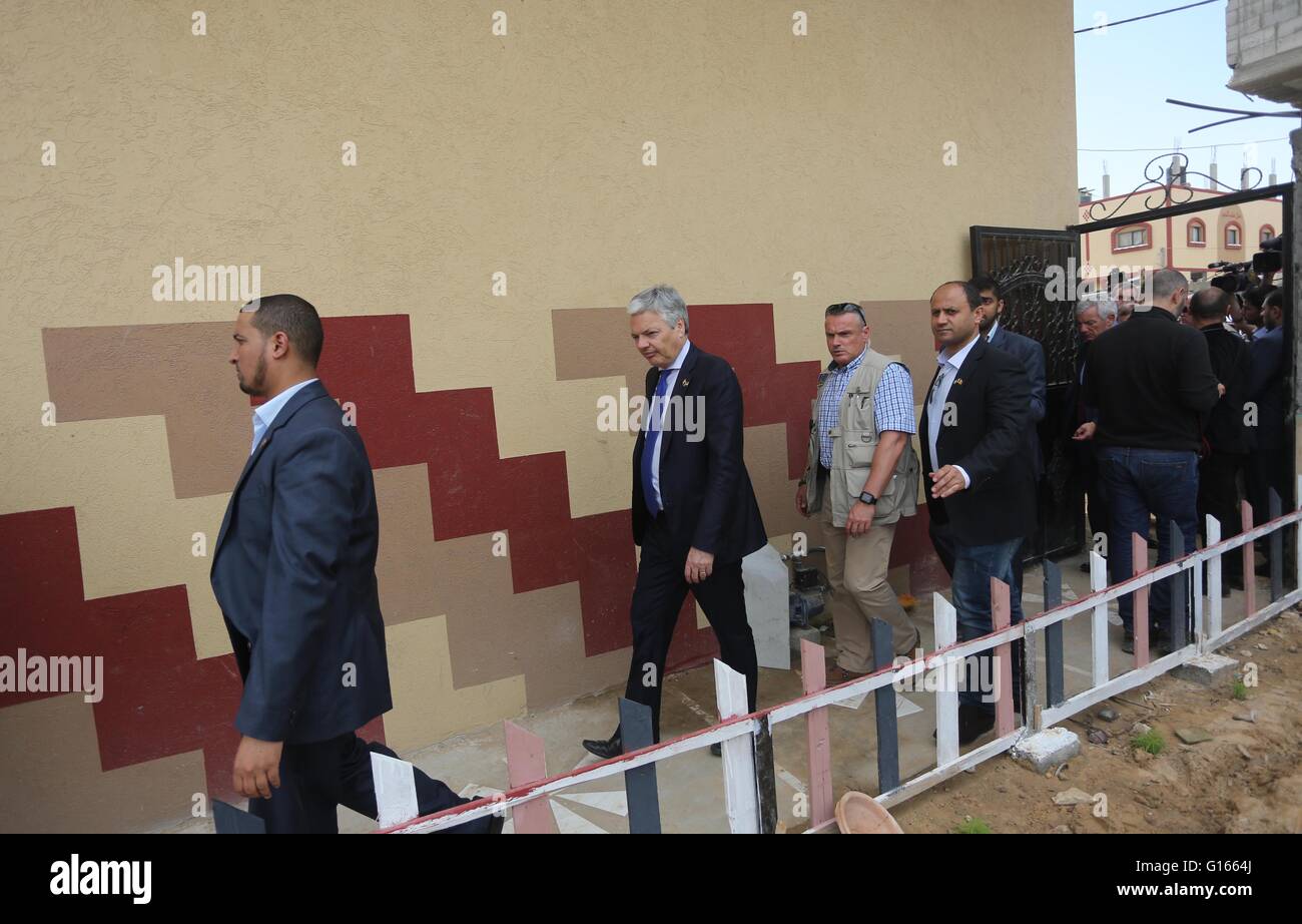 Gaza City, Gaza Strip, Palestinian Territory. 10th May, 2016. Belgian Foreign Minister Didier Reynders visits the eastern Gaza City Shujaiya neighbourhood which was destroyed during the 50-day war between Israel and Hamas militants in the summer of 2014, during an official visit in the Gaza Strip on May 10, 2016 Credit:  Mohammed Asad/APA Images/ZUMA Wire/Alamy Live News Stock Photo