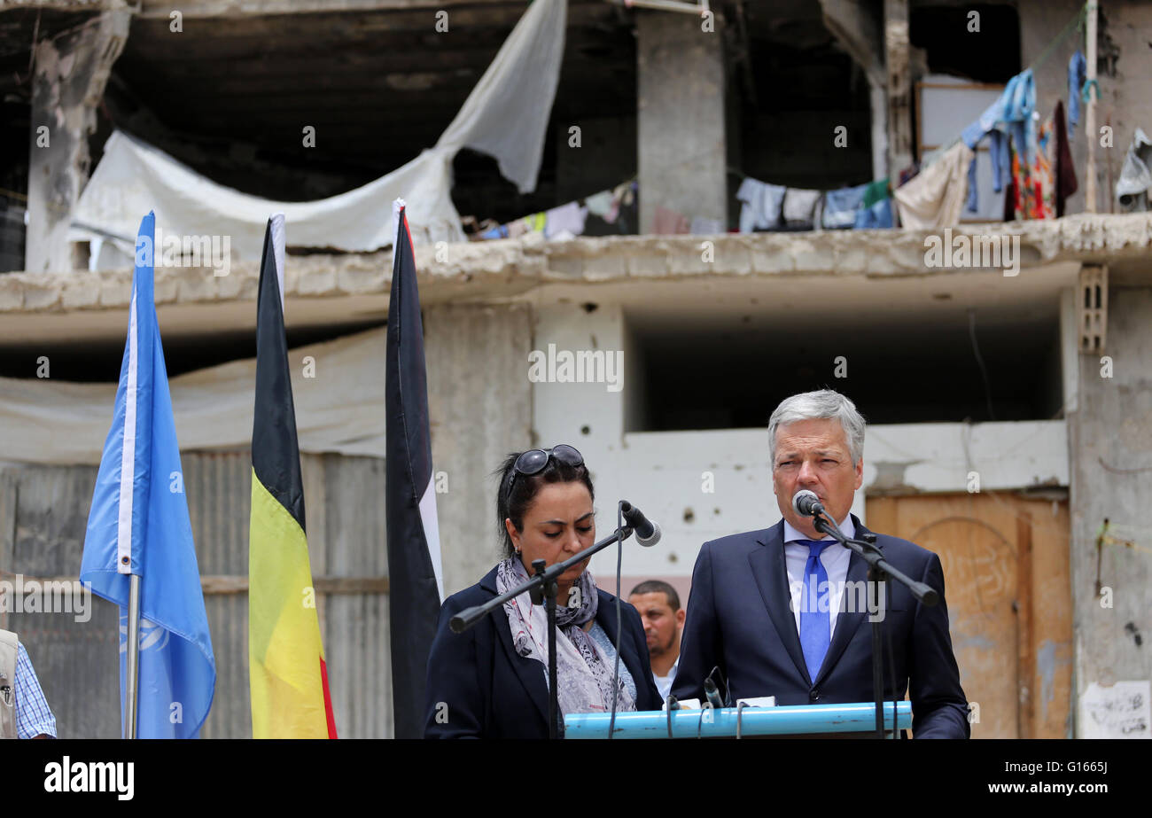 Gaza City, Gaza Strip, Palestinian Territory. 10th May, 2016. Belgian Foreign Minister Didier Reynders delivers a speech in the eastern Gaza City Shujaiya neighbourhood, which was destroyed during the 50-day war between Israel and Hamas militants in the summer of 2014, during an official visit in the Gaza Strip on May 10, 2016 Credit:  Mohammed Asad/APA Images/ZUMA Wire/Alamy Live News Stock Photo