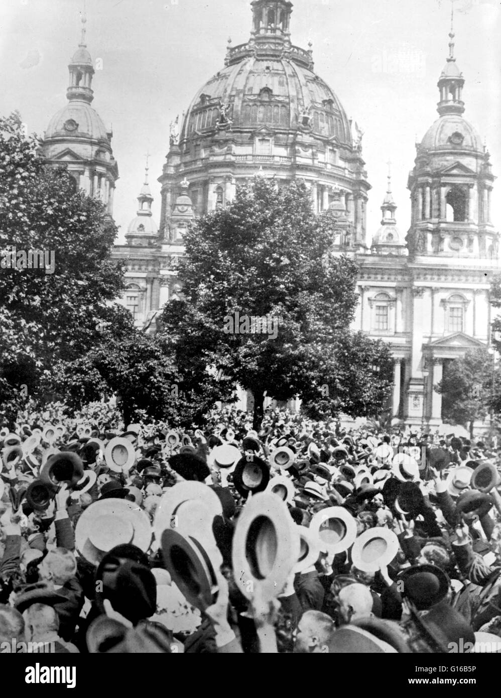 People in front of the Berlin Cathedral (Berliner Dom) in Berlin, Germany, cheering the declaration of World War I. The Spirit of 1914 refers to the alleged jubilation in Germany at the outbreak of World War I. Many individuals remembered that euphoria er Stock Photo