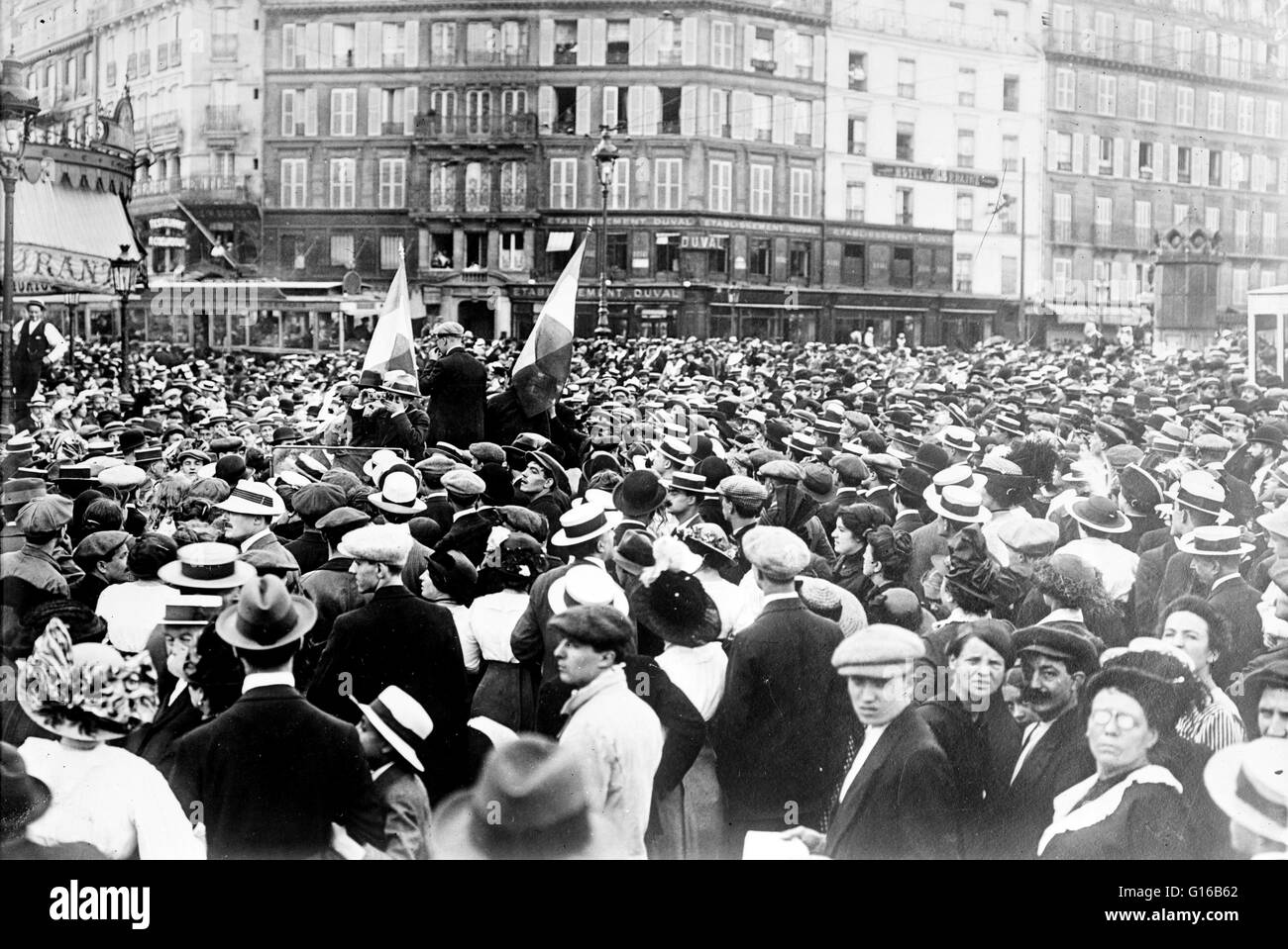 french-reservists-and-crowd-at-the-gare-de-paris-est-train-station