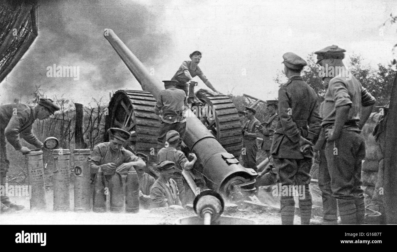 British soldiers preparing artillery shells and manning a large artillery piece. During the war, there were three distinct British Armies. The first army was the small volunteer force of 400,000 soldiers, over half of which were posted overseas to garriso Stock Photo