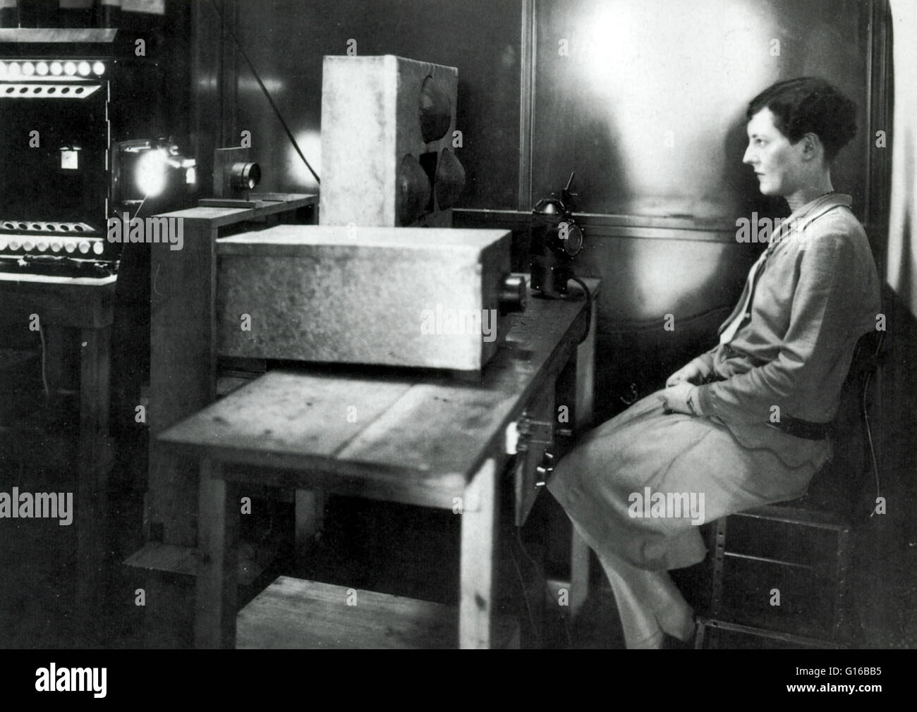 Early television experiment at the General Electric Co, 1928. A young lady poses as her picture is transmitted by means of photoelectric cells projecting from the apparatus directly in front of her during an early experiment with television. Video camera Stock Photo