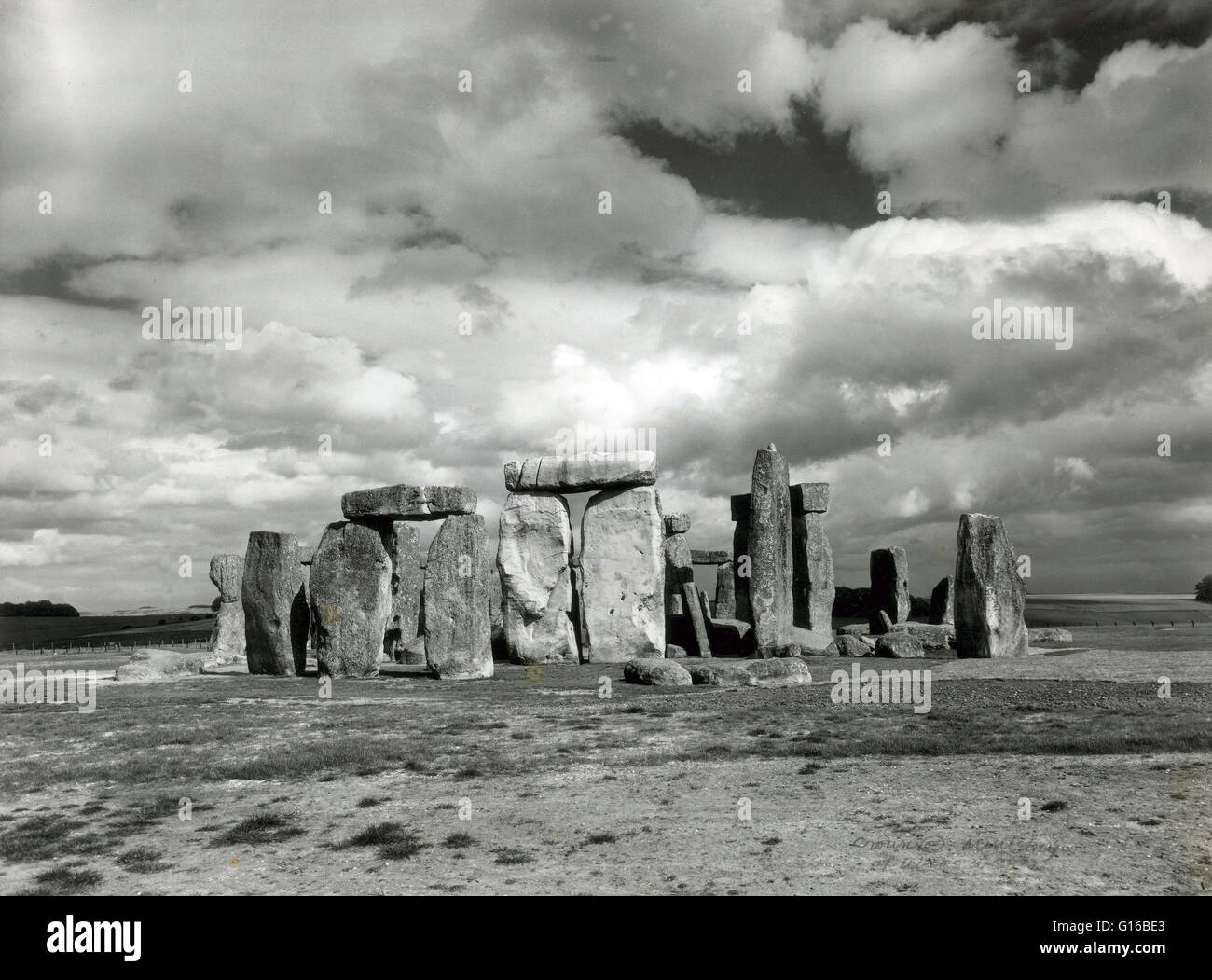 Stonehenge is a prehistoric monument in Wiltshire, England. One of the most famous sites in the world, Stonehenge is the remains of a ring of standing stones set within earthworks. It is in the middle of the most dense complex of Neolithic and Bronze Age Stock Photo