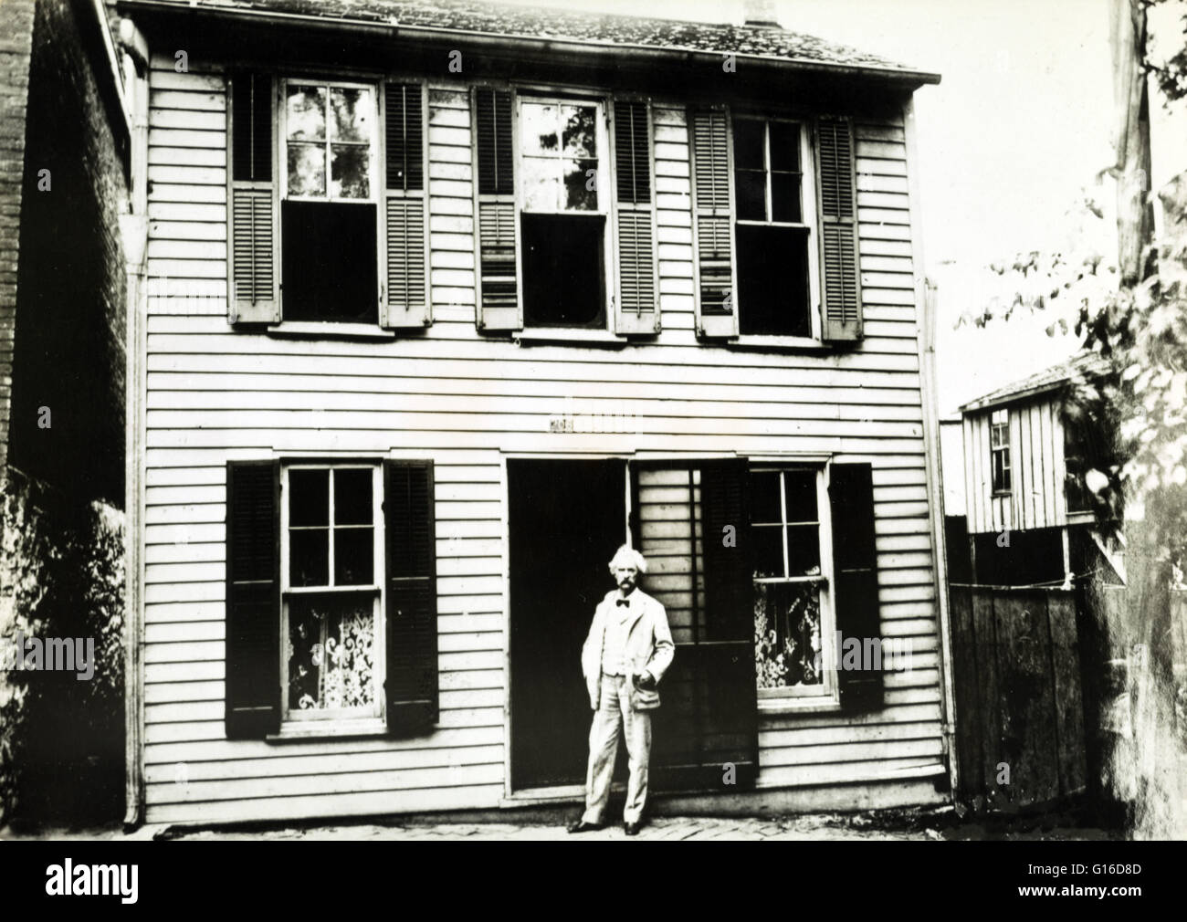 The boyhood home of the American writer Mark Twain was this gray house on Hill Street, Missouri. Samuel Langhorne Clemens (November 30, 1835 - April 21, 1910) better known by his pen name Mark Twain, was an American author and humorist. He is most noted f Stock Photo