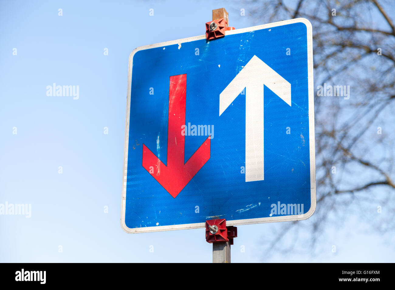 traffic sign/ narrowed roadway/ precedence over the oncoming traffic Stock Photo