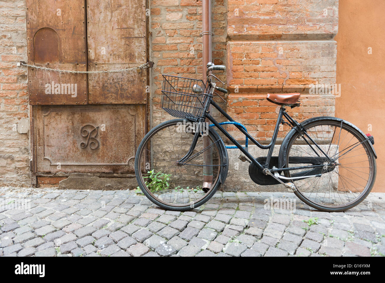 An old Italian bicycle in Ferrara, Italy Stock Photo Alamy