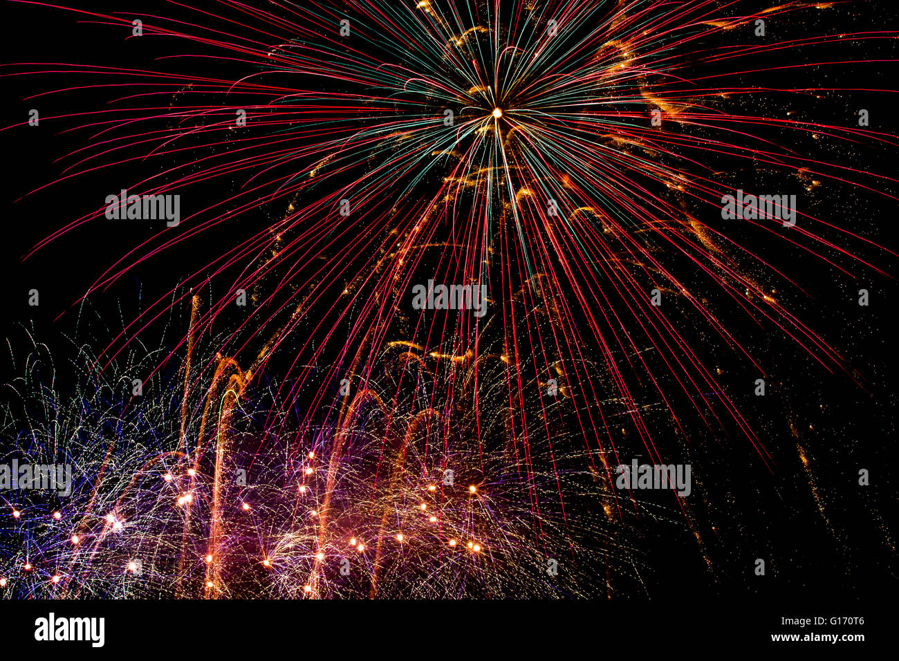 Fireworks on bonfire night at Himley Hall Park, Dudley, West Midlands, UK. Stock Photo