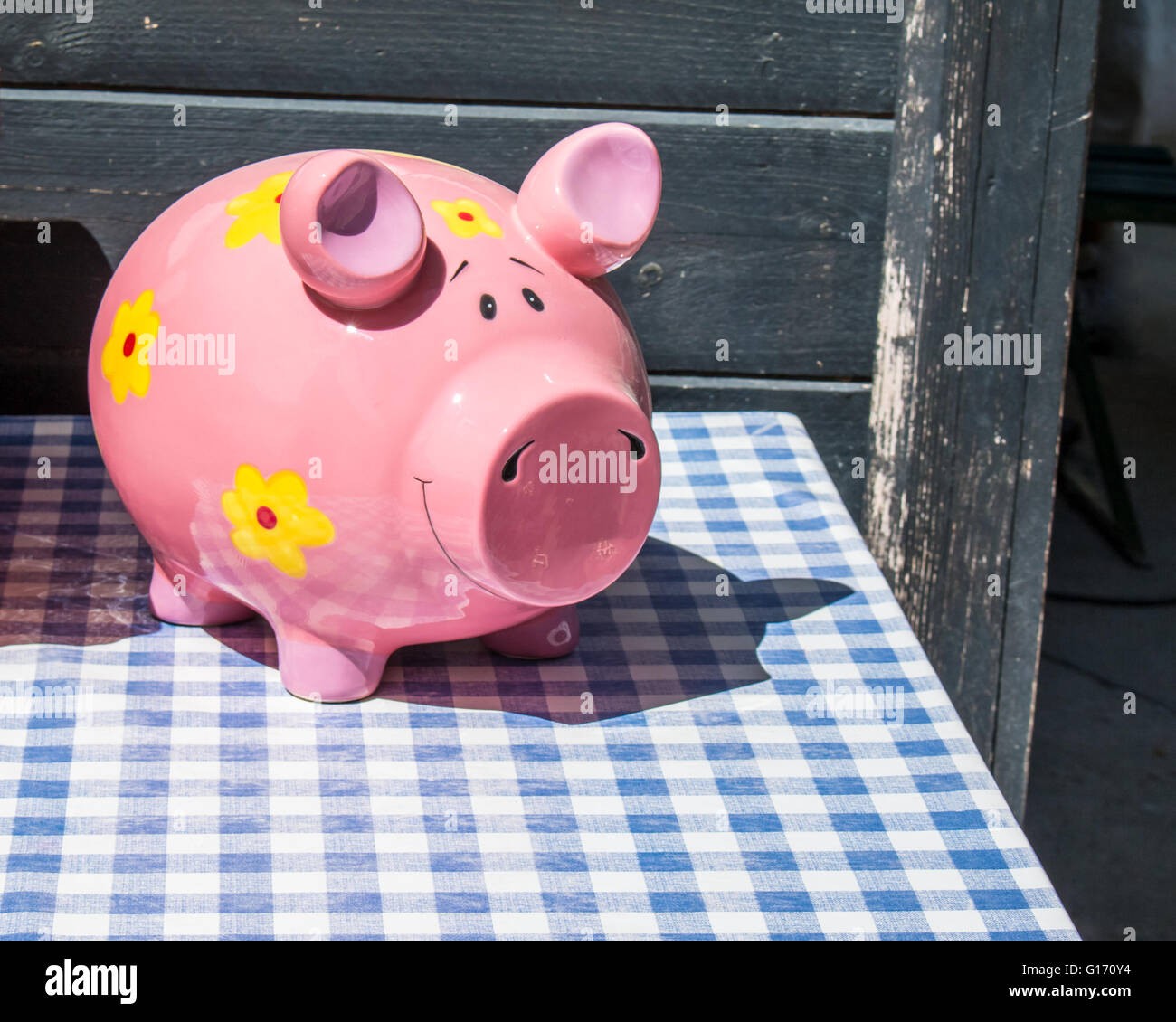 Small ceramic pink piggy bank Stock Photo - Alamy