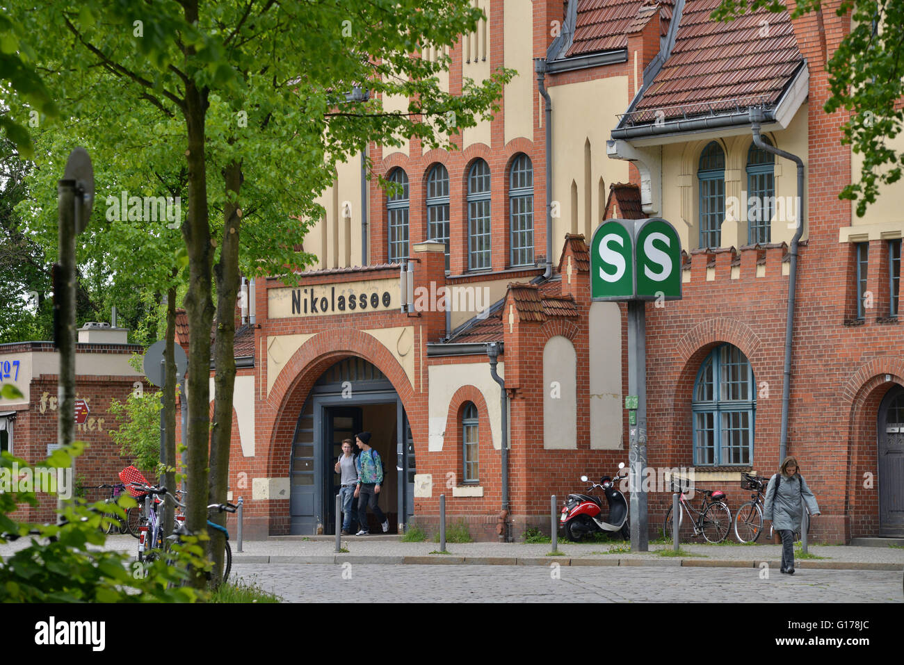 S-Bahnhof Nikolassee, Hohenzollernplatz, Nikolassee, Zehlendorf, Berlin, Deutschland Stock Photo