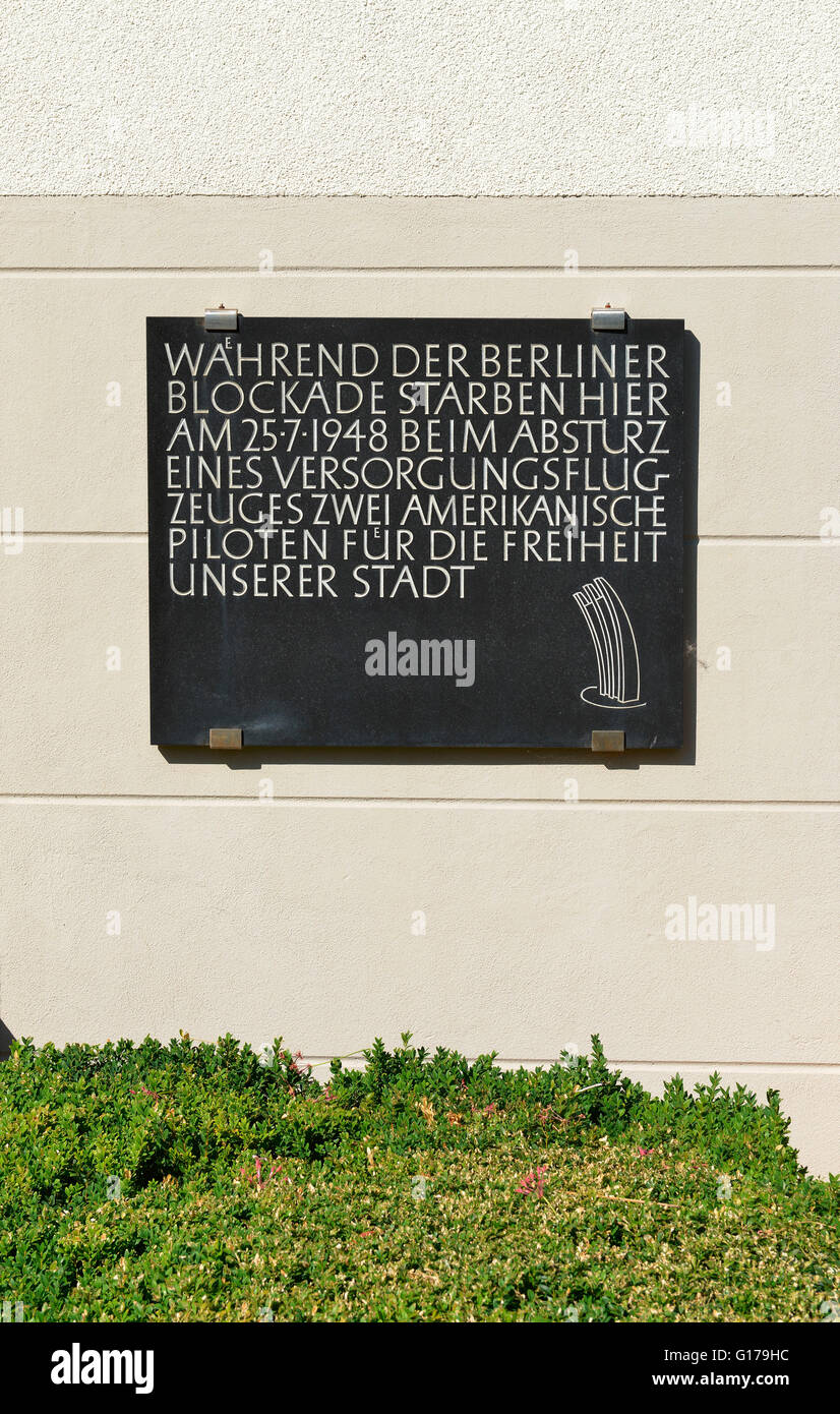 Gedenktafel, Absturz, Rosinenbomber, Handjerystrasse, Schoeneberg, Berlin, Deutschland / Schöneberg Stock Photo