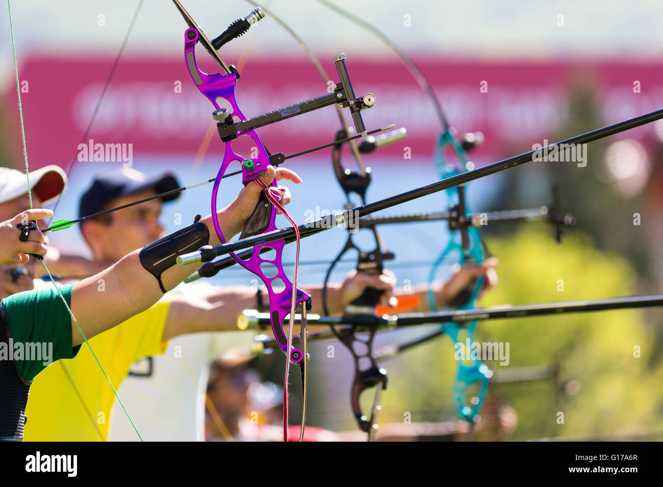People are shooting with recurve bows during un open archery