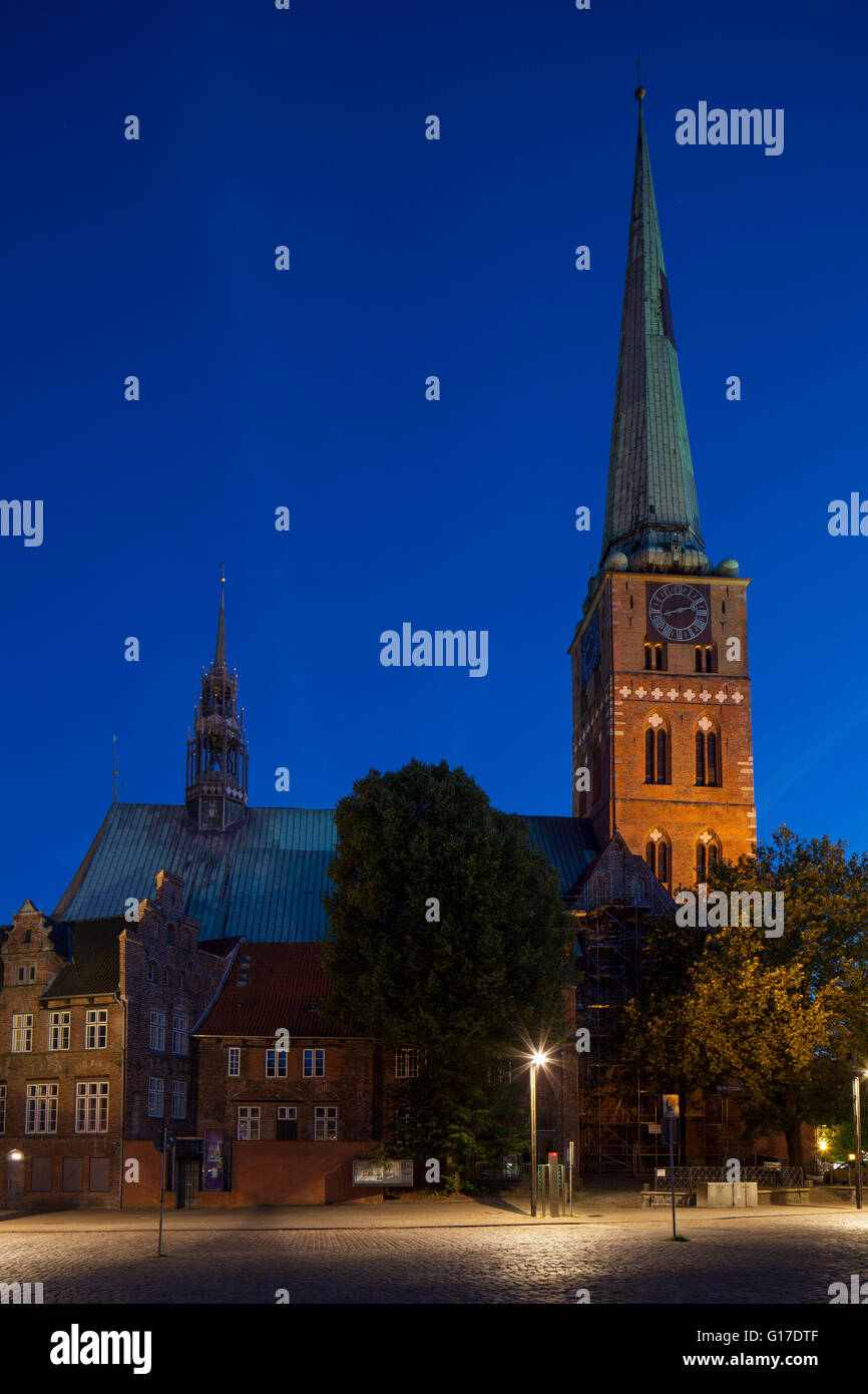 The Brick Gothic Jakobikirche / St. Jakobi church at night, Hanseatic town Lübeck, Schleswig-Holstein, Germany Stock Photo