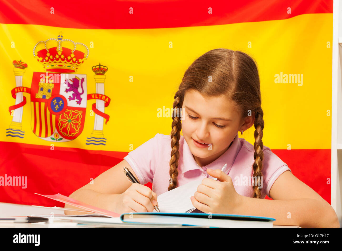 В школе испанский язык изучают 90 учащихся. Изучение испанского. Урок испанского дети. Испанский язык для детей. Дети учат испанский.