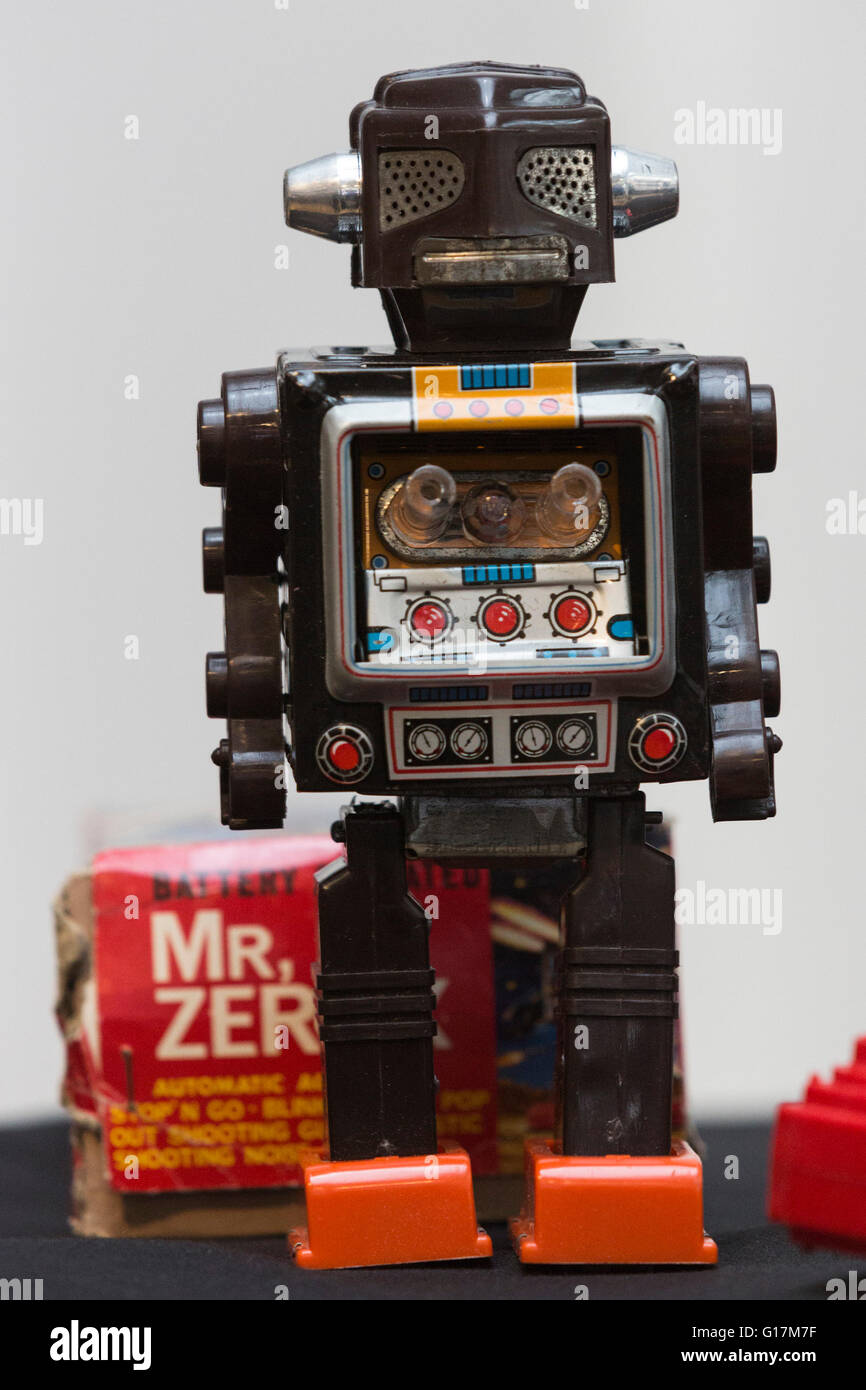 London, UK. 10 May 2016. Pictured: Mr Zero toy robot. The London Science Museum announces Rise of the Robots, the remarkable 500-year history of robots, in a new exhibition starting February 2017. Over 100 robots will feature in the exhibition which makes it the most significant collection of humanoid robots ever displayed in the world. Stock Photo