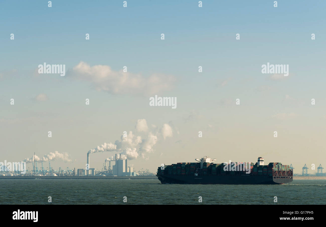 Container ship sailing hi-res stock photography and images - Alamy