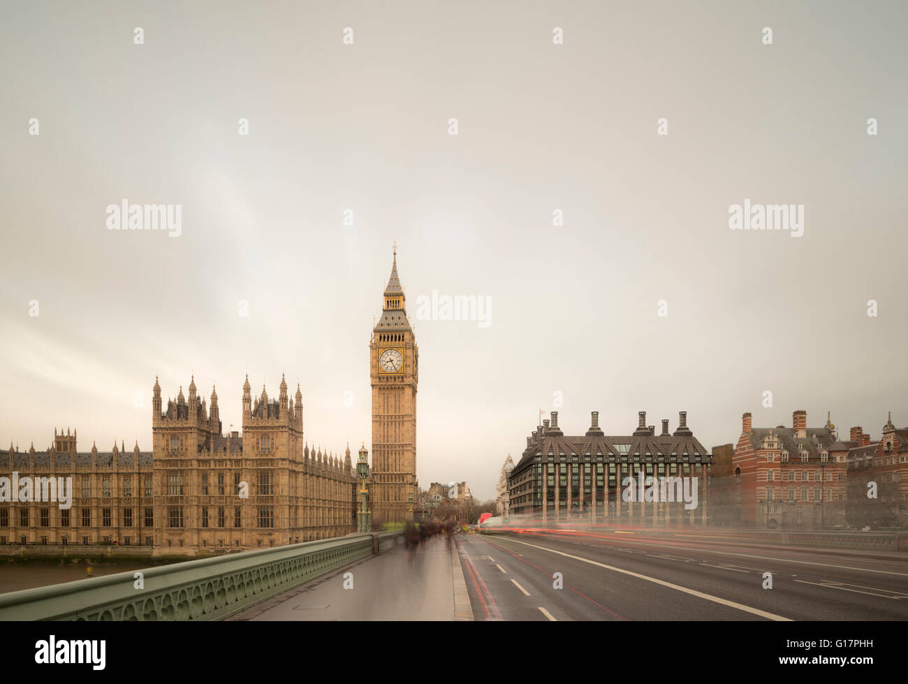 Blurred traffic crossing Westminster Bridge to Palace of Westminster ...