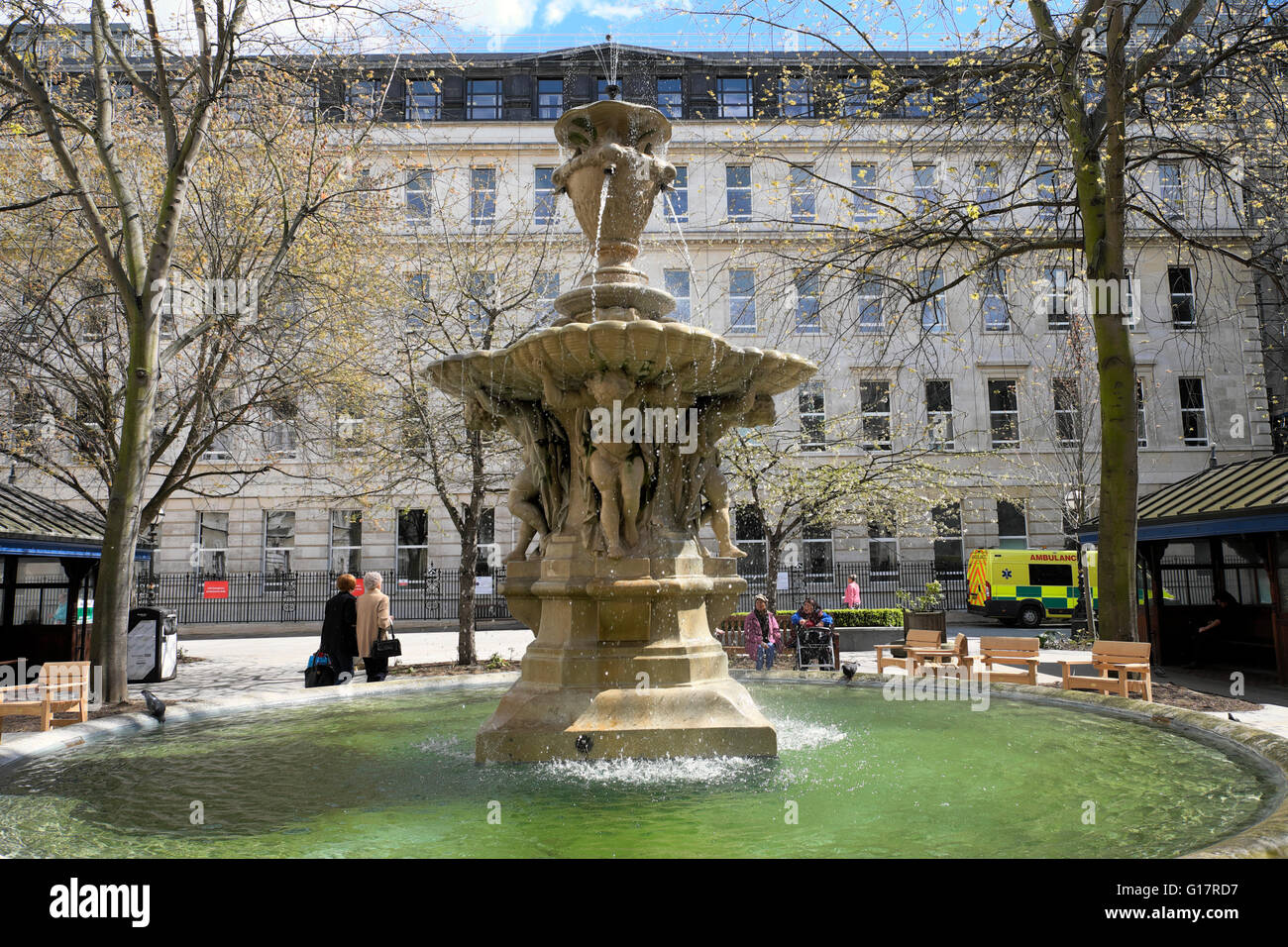 The fountain in the St Barts Hospital grounds in springtime April Stock ...