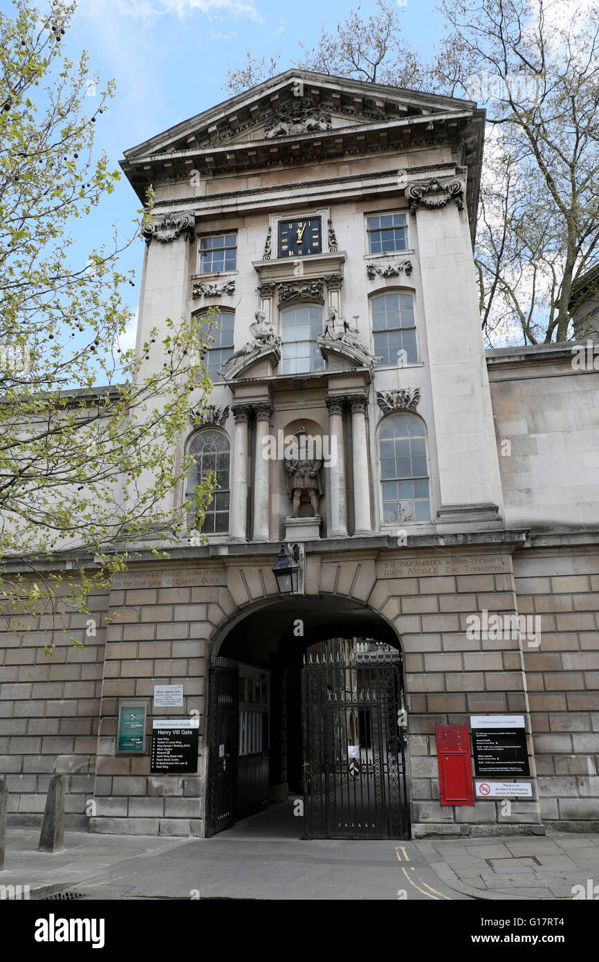 Henry VIII entrance to St Bartholomews Hospital in London UK  KATHY DEWITT Stock Photo