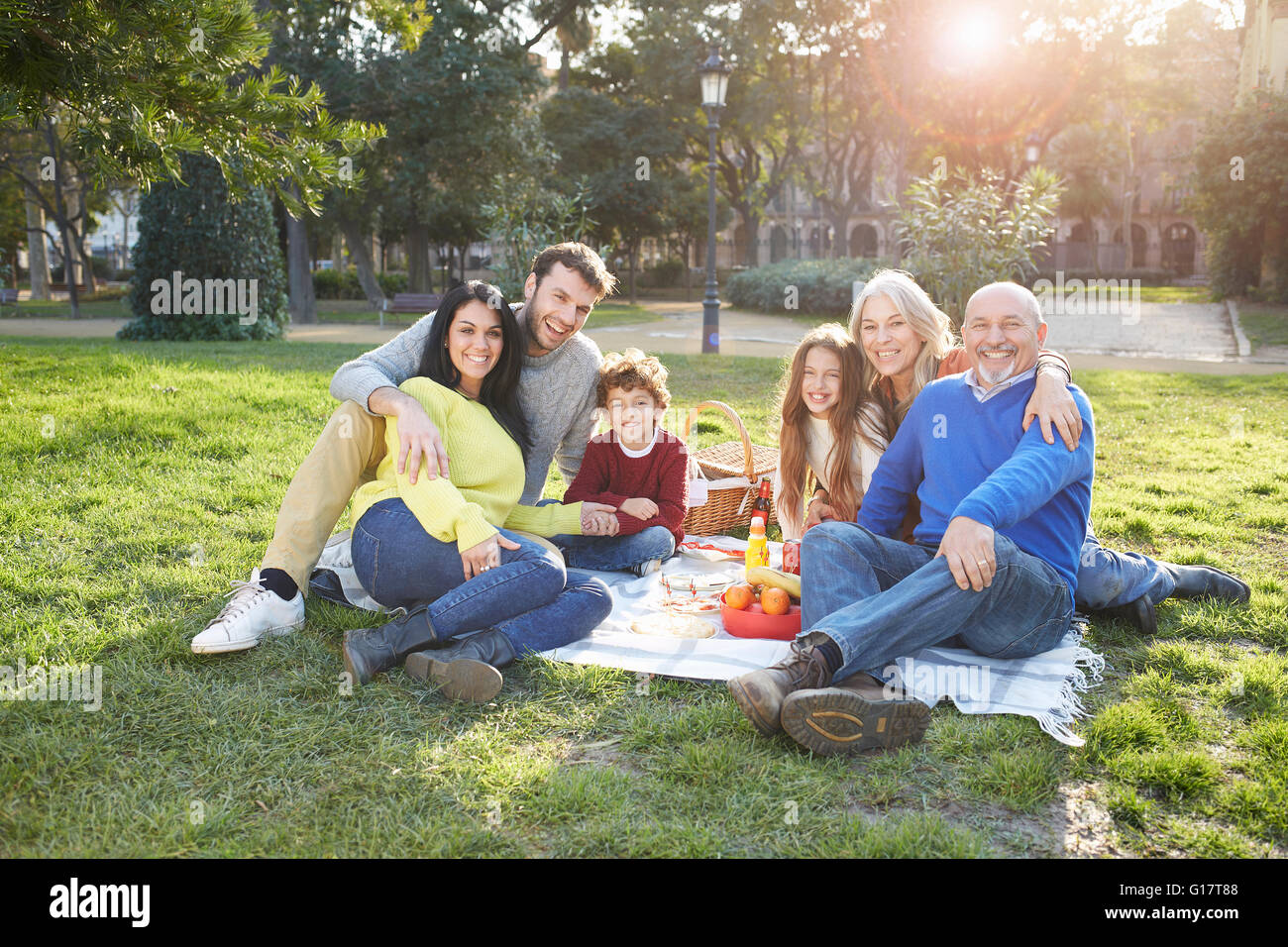 Picnic on grass hi-res stock photography and images - Alamy