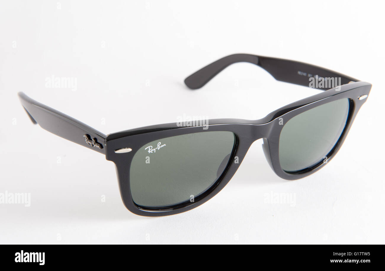 Ray ban wayfarer sunglasses hi-res stock photography and images - Alamy