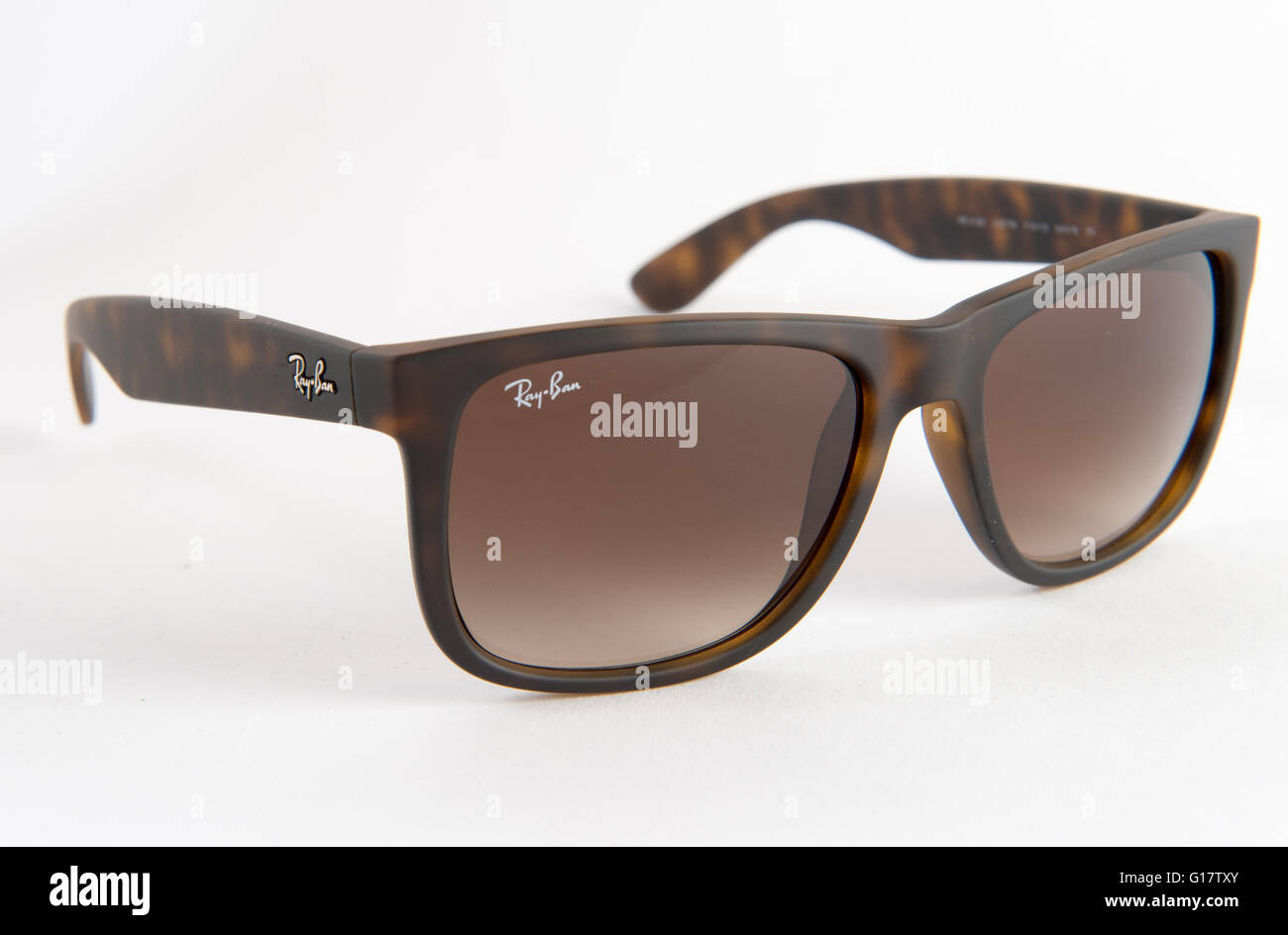 Ray Ban Wayfarer sunglasses ORB4165 710/13 Stock Photo - Alamy
