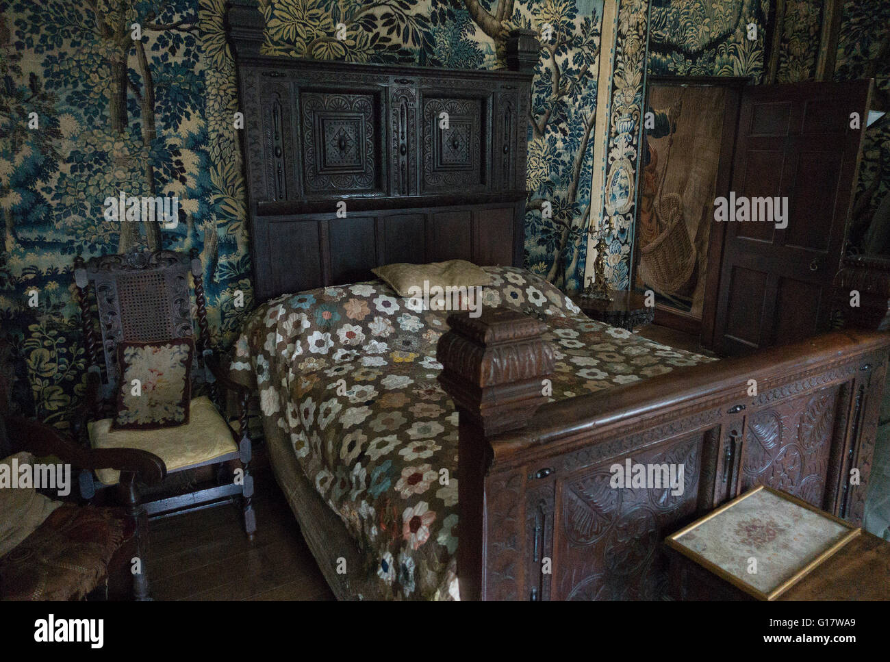 Chavenage House: bedroom where Oliver Cromwell has slept.The bedroom was used in the tv series Poldark as Charles Poldark's (War Stock Photo