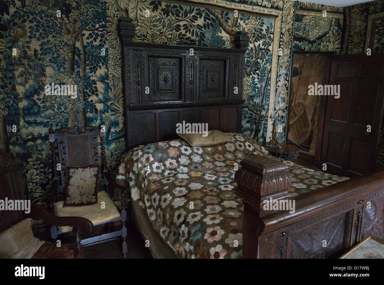 Chavenage House: bedroom where Oliver Cromwell has slept.The bedroom was used in the tv series Poldark as Charles Poldark's (War Stock Photo