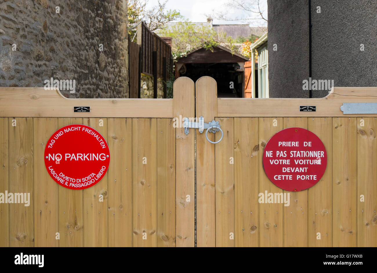 No parking warning signs hi-res stock photography and images - Alamy