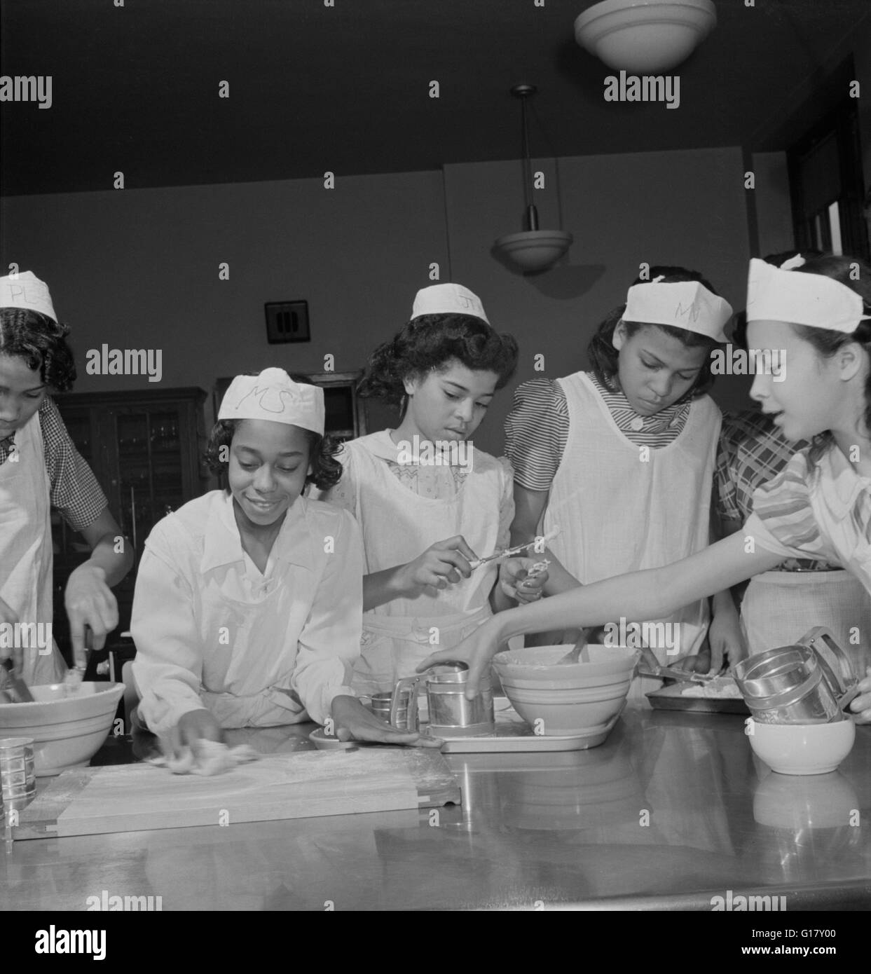 Students in Cooking Class, Banneker Junior High School, Washington DC, USA, Marjorie Collins for Farm Security Administration, March 1942 Stock Photo