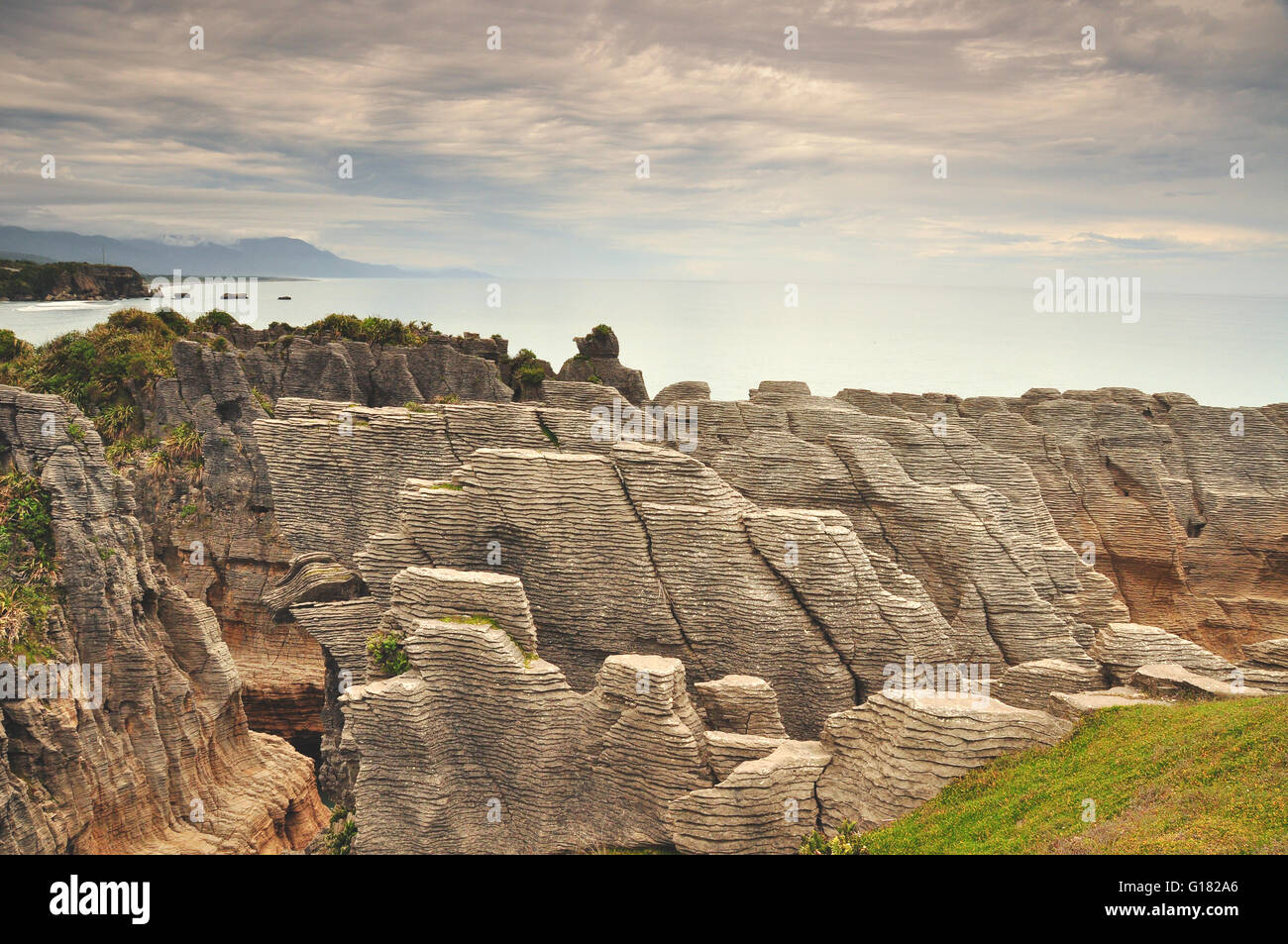 The Punakaiki pancake rocks in New Zealand's South Island Stock Photo ...