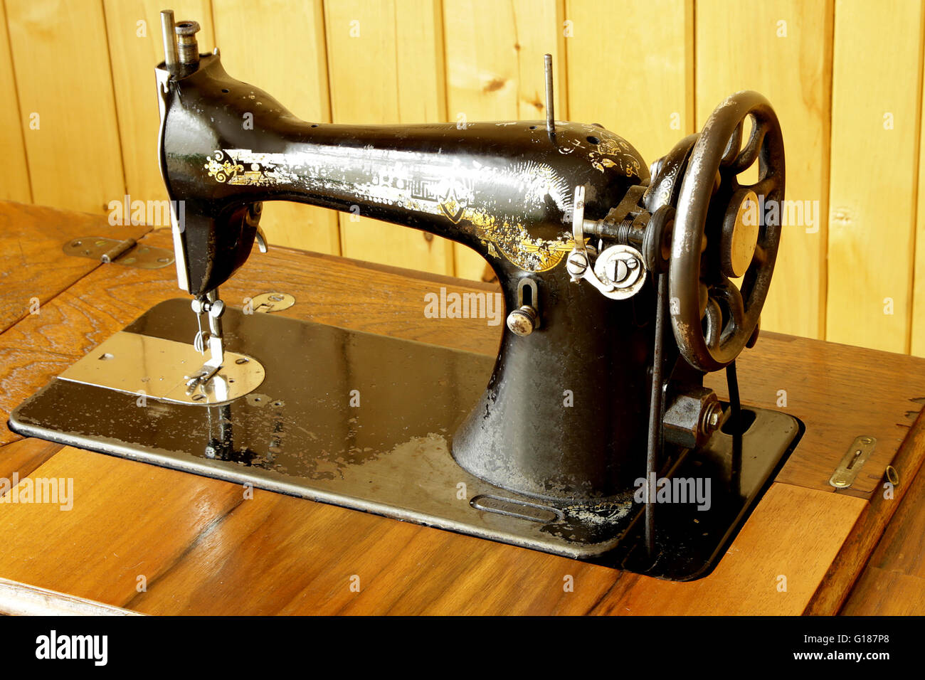 vintage mechanical sewing machine closeup Stock Photo Alamy