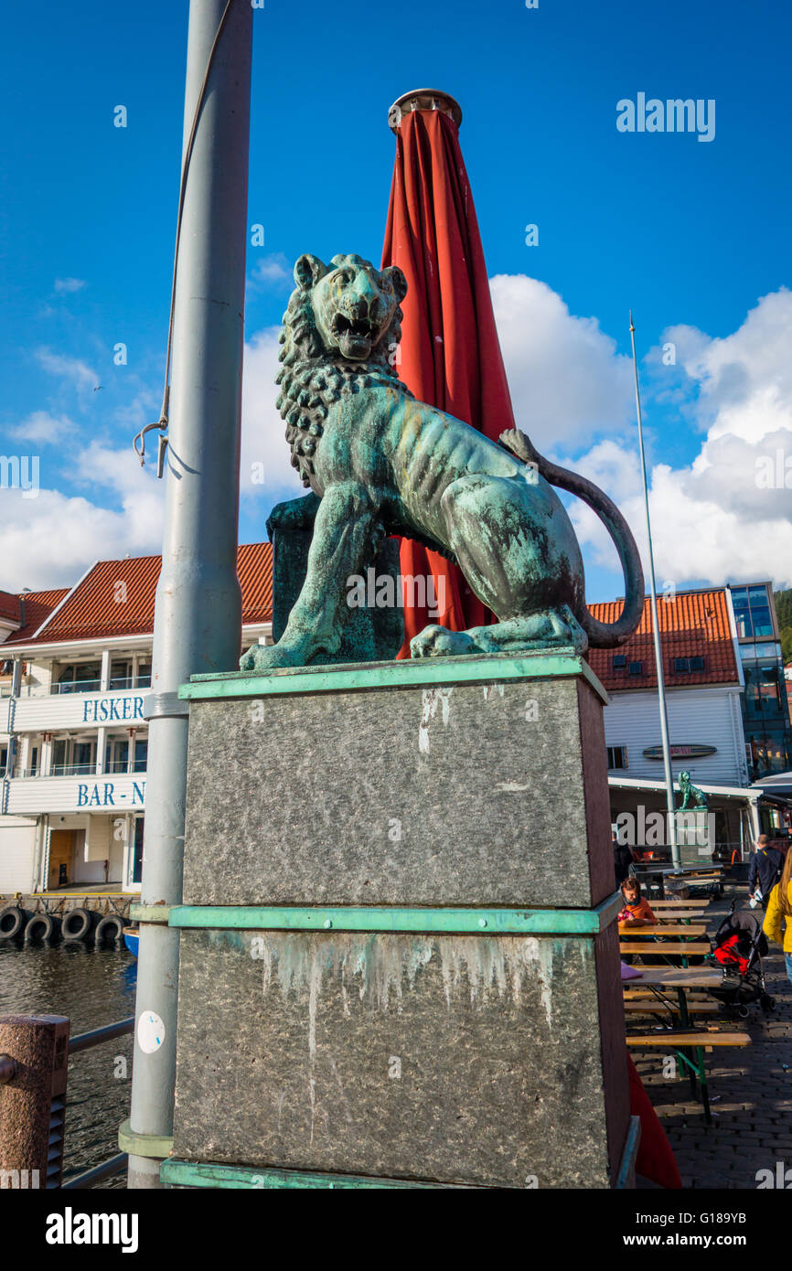 Bronze lion statue near the Bryggen Stock Photo Alamy