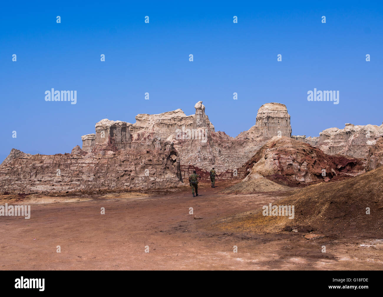 Ethiopian soldiers in the salt canyons made of layers of halite and gypsum in the danakil depression, Afar region, Dallol, Ethio Stock Photo