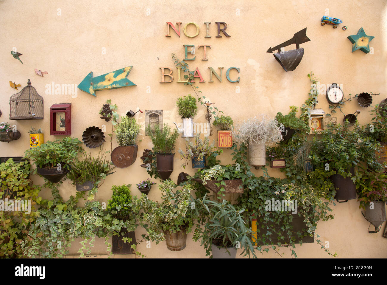 Noir et Blanc Shop Sign, Saint Remy de Provence, France Stock Photo