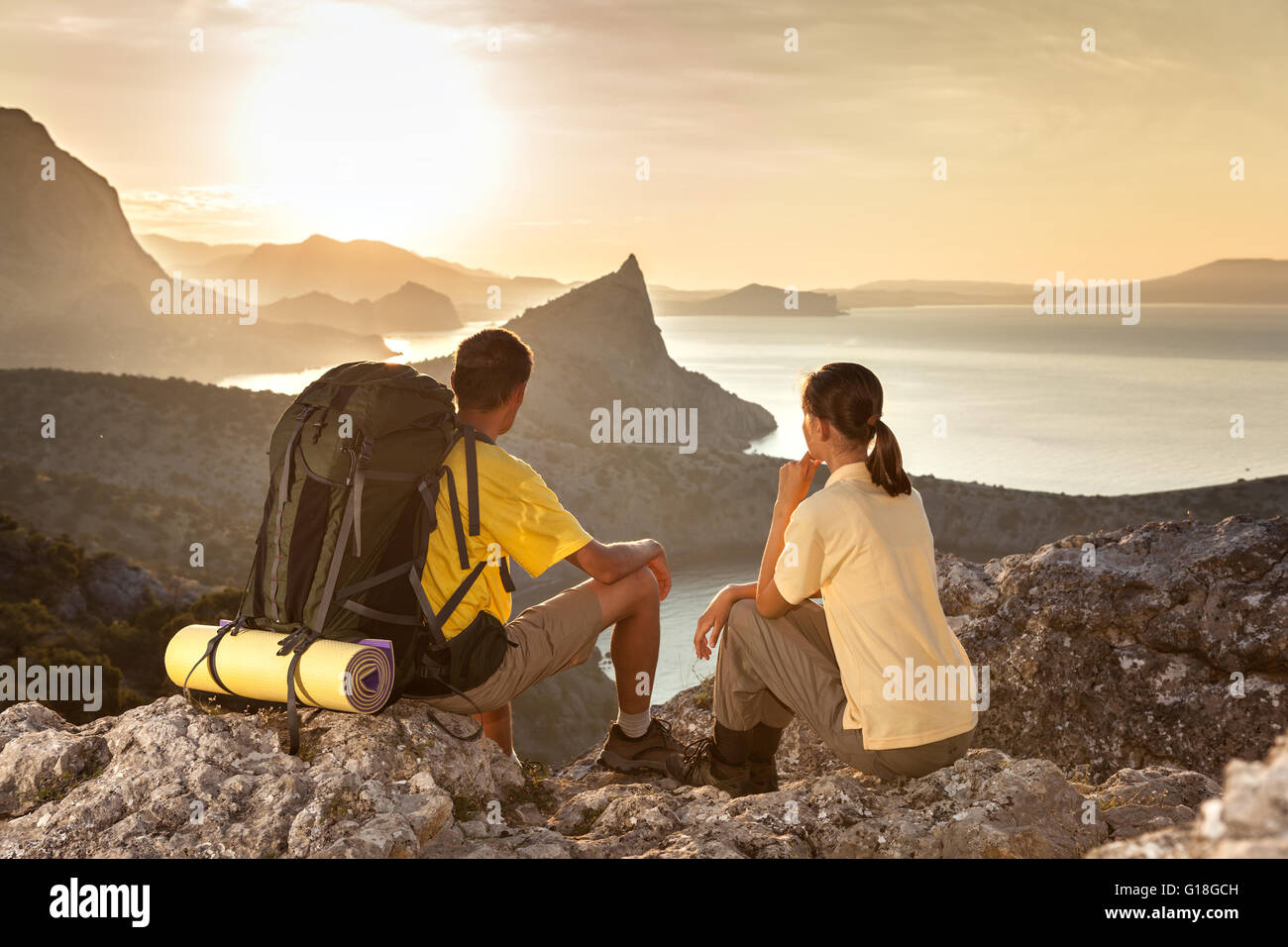 Backpacker couple at the mountains Stock Photo Alamy
