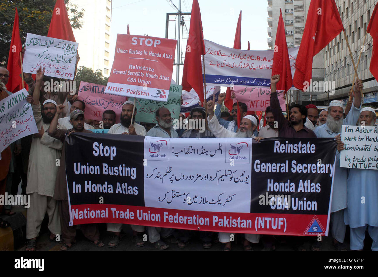 Members of National Trade Union Federation Pakistan are holding a  demonstration against union busting in factories, during demonstration held  at Karachi press club on Wednesday, May 11, 2016. Credit: Asianet-Pakistan/Alamy  Live News