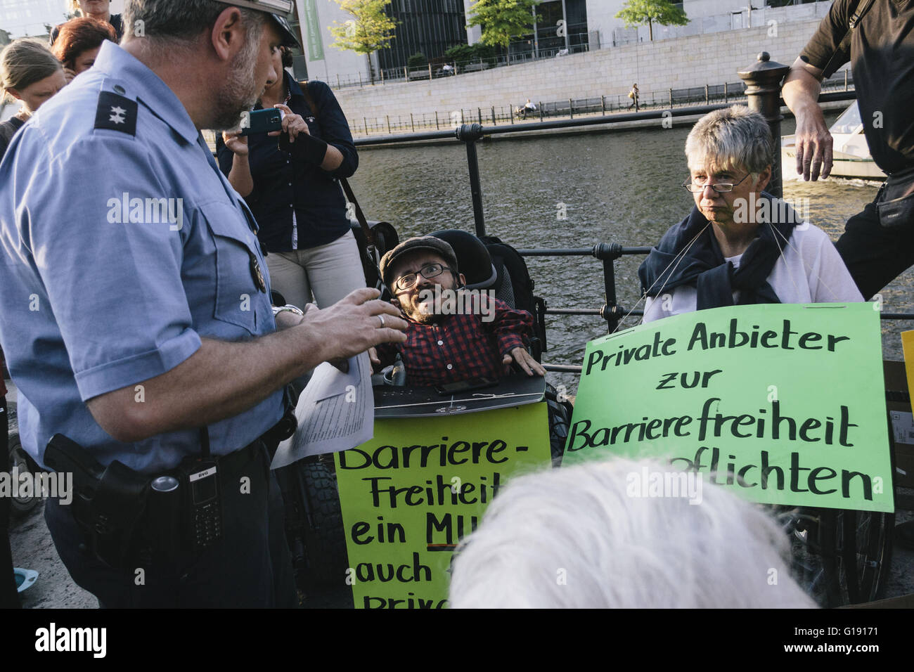 Berlin, Berlin, Germany. 11th May, 2016. RAUL KRAUTHAUSEN talking to the police while disability rights activists have chained themselves to a railing in Berlin's government district. The protesters ask for a full implementation of the Disability Rights Convention of the United Nations as part of the promised federal participation law and support for assistance and domestic care regardless of income. © Jan Scheunert/ZUMA Wire/Alamy Live News Stock Photo