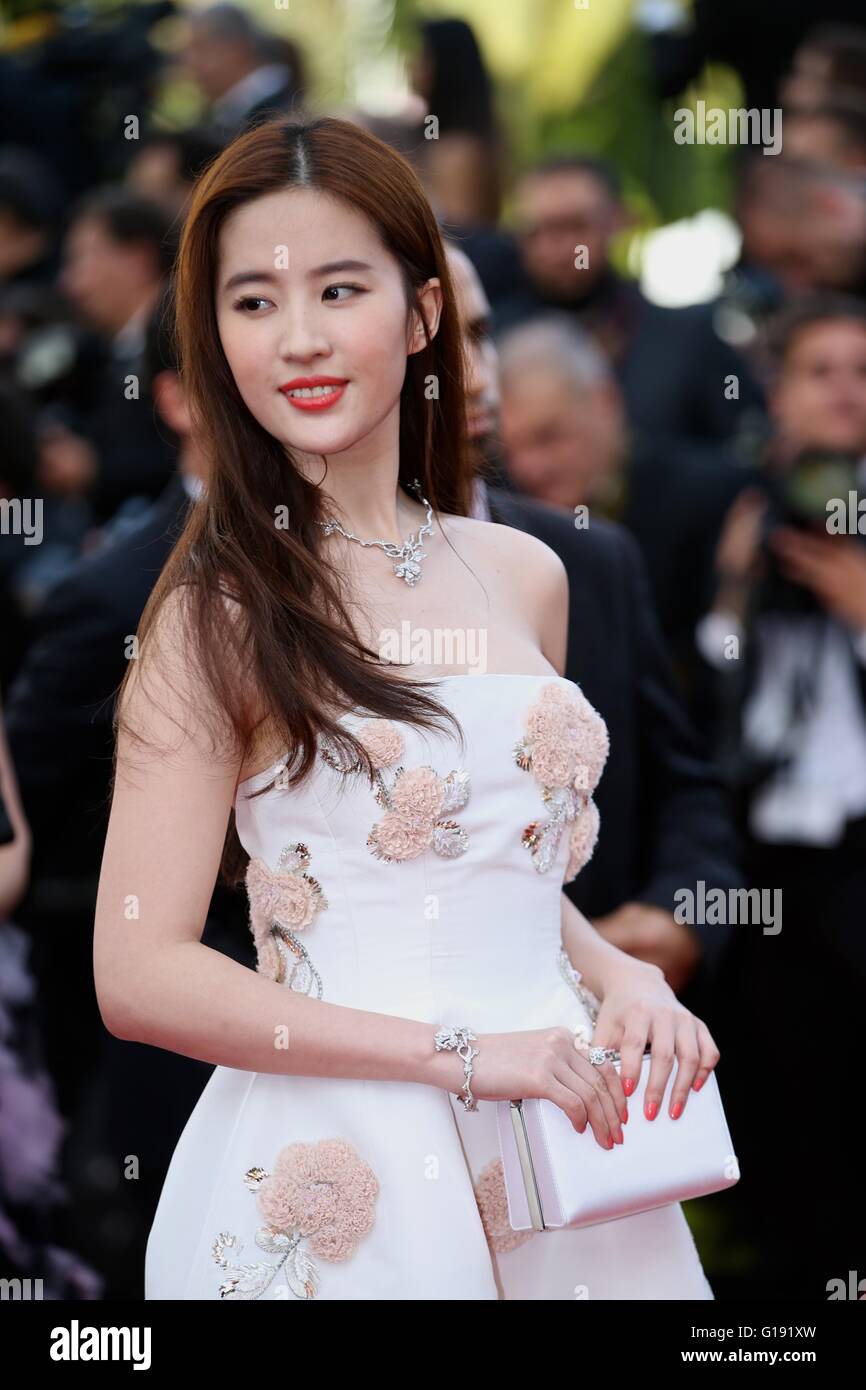 Cannes, France. 11th May, 2016. Chinese actress Liu Yifei poses on the red carpet before the opening of the 69th Cannes Film Festival in Cannes, France, on May 11, 2016. The 69th Cannes Film Festival will be held from May 11 to 22. Credit:  Jin Yu/Xinhua/Alamy Live News Stock Photo