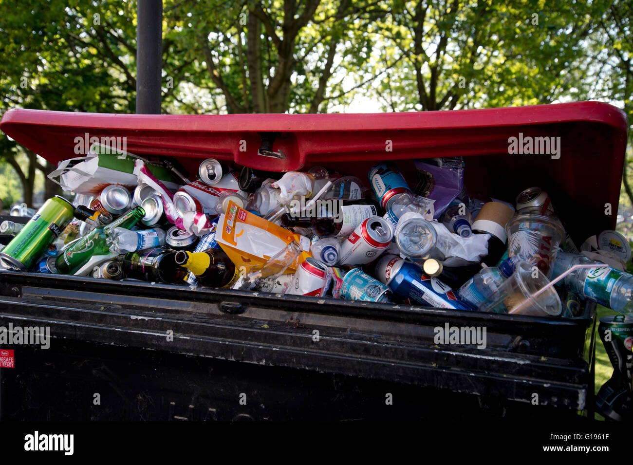 Beer cans rubbish High Resolution Stock Photography and Images Alamy