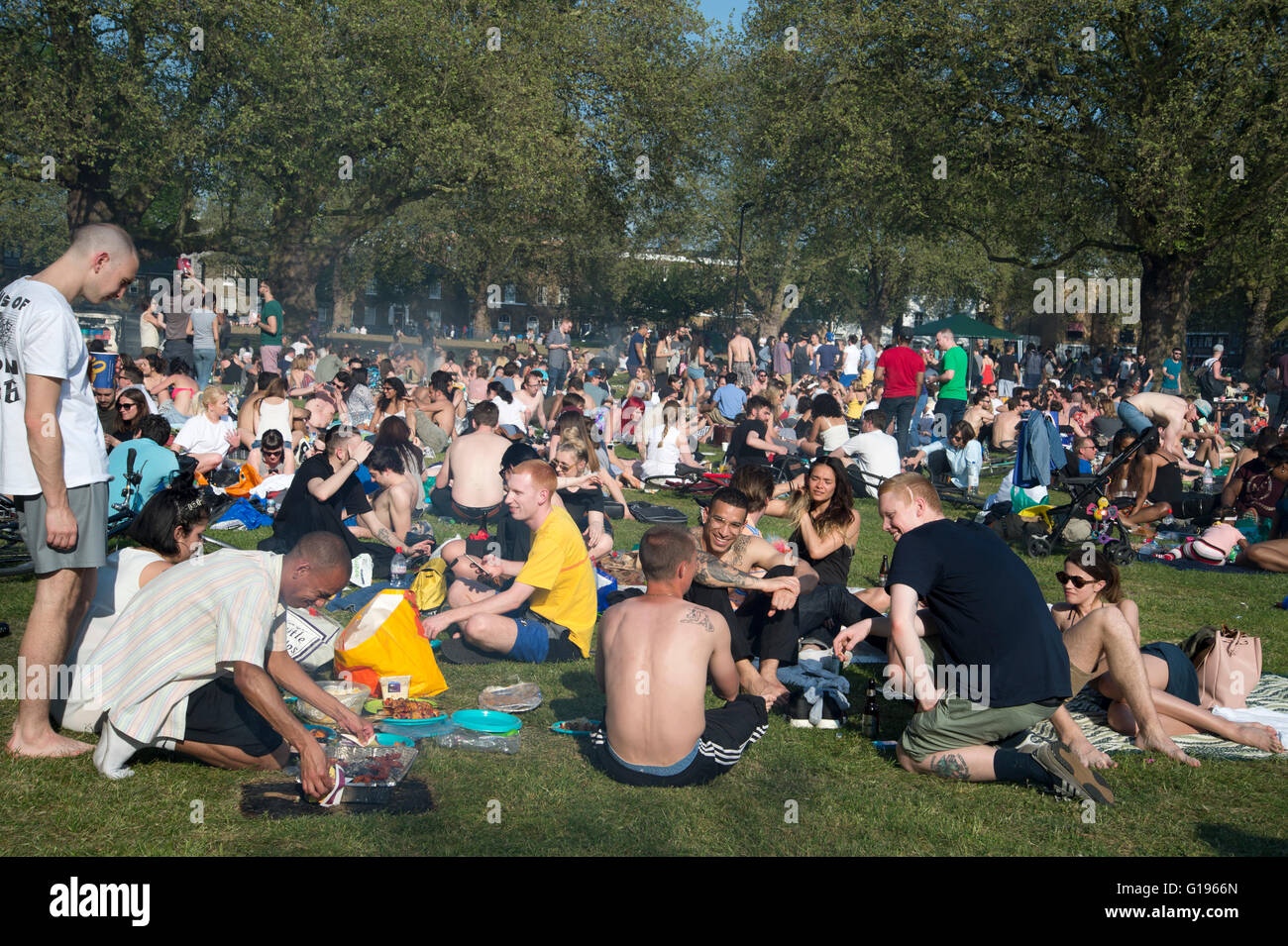 Crowd of young people hi-res stock photography and images - Alamy
