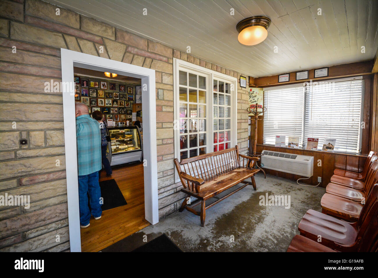 A few guests leave the waiting room area for the reception lobby at the Loveless Cafe & Motel in Nashville, TN Stock Photo