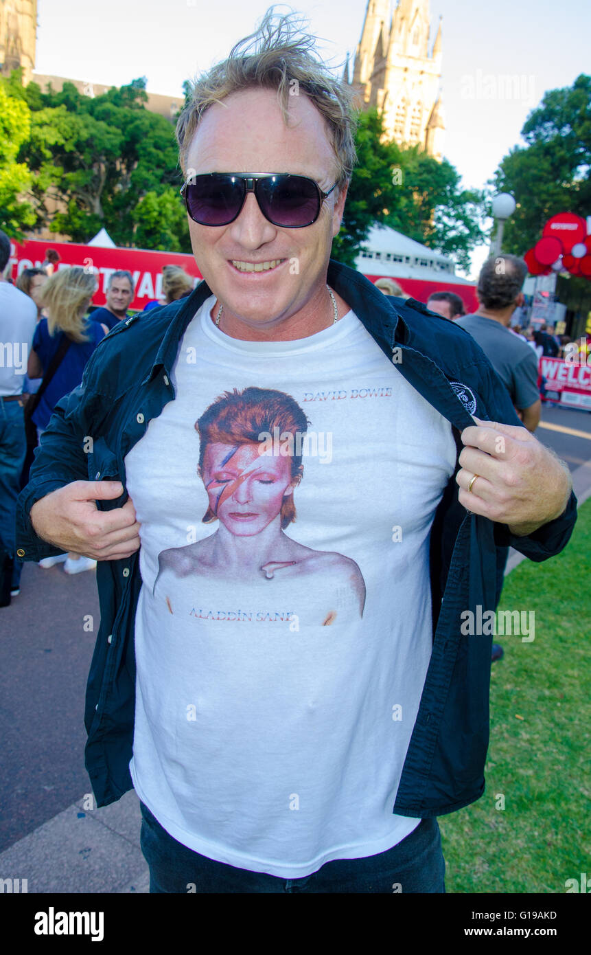 Sydney, Australia - 13th January 2016: The 2016 Sydney Festival hosted a David Bowie tribute event in Sydney's Hyde Park at the Meriton Festival Village. The event attracted large crowds with many people dressing up as David Bowie from his album cover Aladdin Sane. Stock Photo