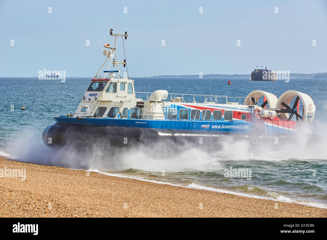 Portsmouth To Isle Of Wight Hovercraft Arriving In Portsmouth Stock