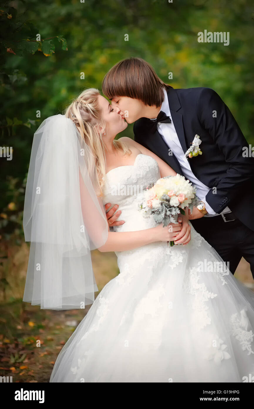 bride and groom outdoors park closeup portrait Stock Photo - Alamy