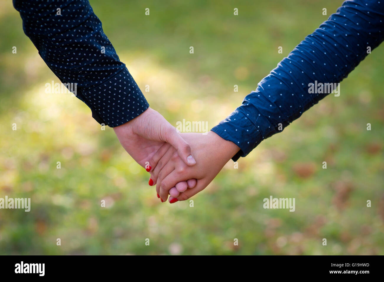 Teen couple walking holding hands hi-res stock photography and images ...