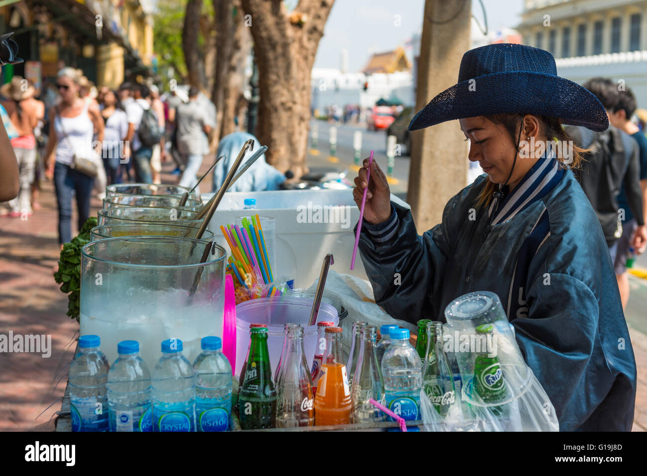 Una mujer que llevaba un sombrero de vaquero está sirviendo bebidas frías en las calles de Bangkok, cerca del Palacio Real. Stock Photo