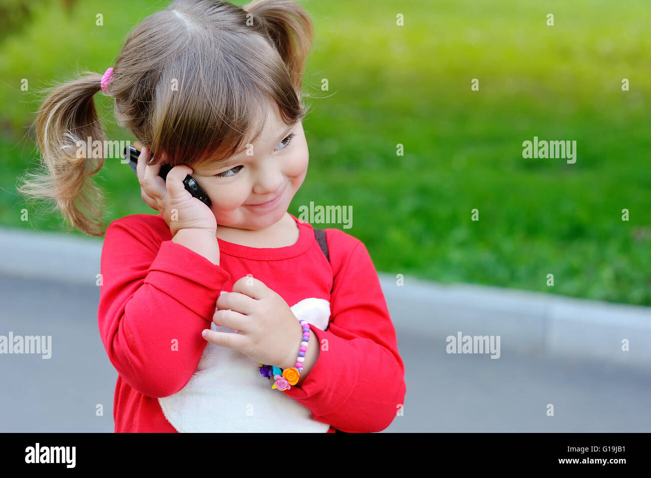 Девочка разговаривает по телефону. Ребенок говорит. Пять лет девочке. Девочка разговаривает поттелефону. Девочка в 5 лет достигла.