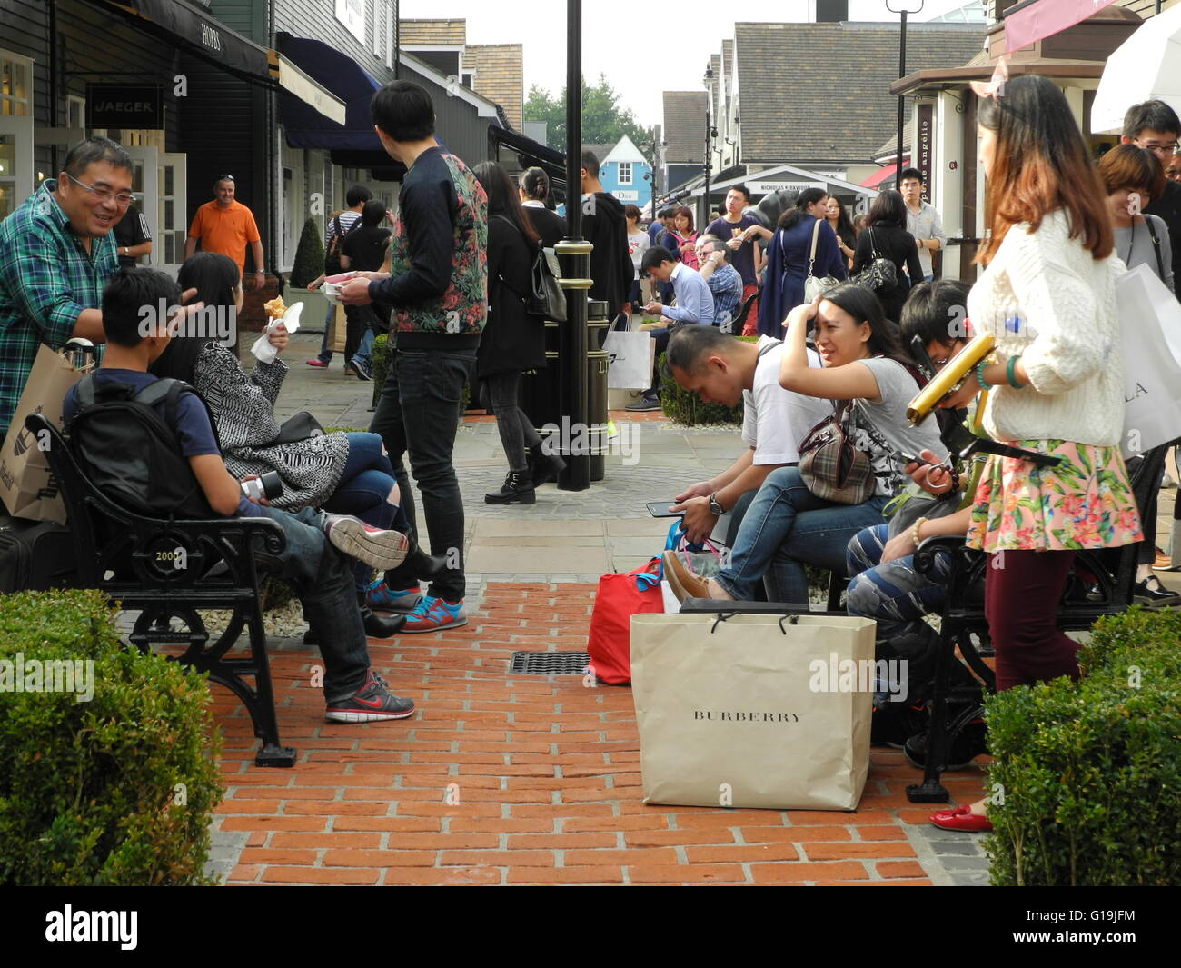 Shoppers at Bicester village Oxfordshire Stock Photo